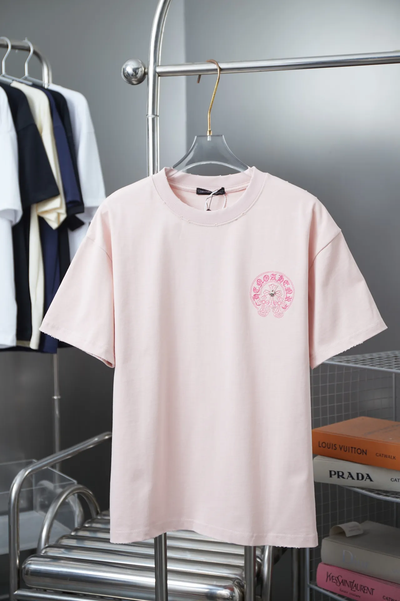 🅿️220 Ch*ome Hearte 25SS early spring new style, appliqué embroidered heart cross short sleeves, light luxury, essential item for daily commuting for men and women, correct version, welcome to compare, detailed features · 320g 100% pure cotton double yarn jersey fabric · Custom dyed in the same vat, special thickened 32 pieces double-strand 1X1 thread · Imported Tajima machine embroidery tatami embroidery ➕This cloth patch embroidery · Hand-stitched Croxin hardware accessories · Hand-made fraying of collar, cuffs and hem · Double-needle stitching across seams · Original main mark, washed tag, branded moisture-proof paper packaging Color: Black/White/Pink Size: S/M/L/XL